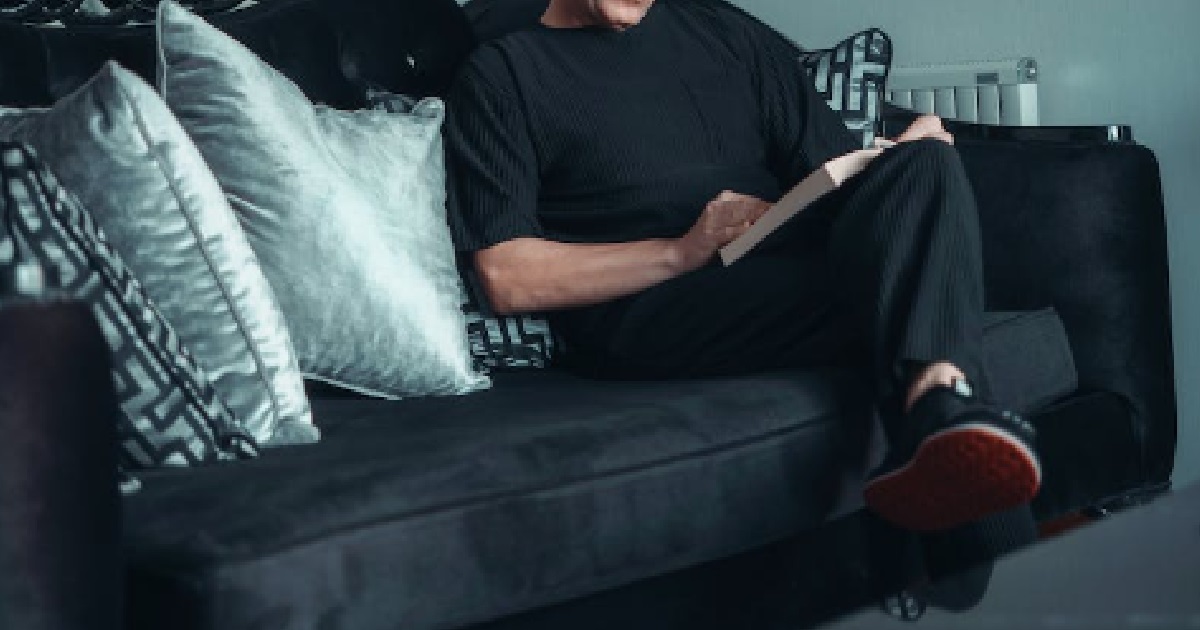 BOSS TRY TO SEDUCE INTERN, INVITE HER TO HIS HOUSE “GATHERING” BUT HE’S THE ONLY ONE THERE