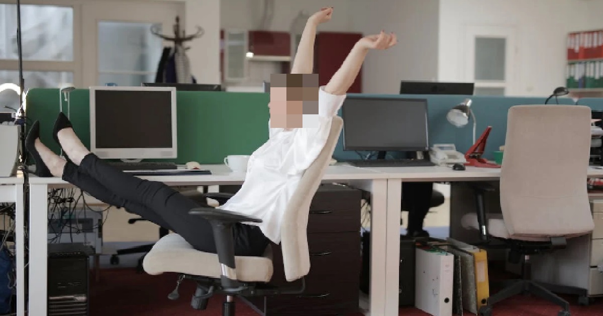 MAN EARLY FOR JOB INTERVIEW, MANAGER MADE HIM WAIT & ARRIVES 45 MINS LATE