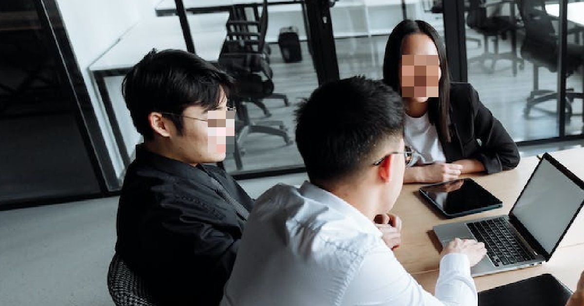 EMPLOYEE ACTS BLUR & PURPOSELY MAKE SMALL MISTAKES SO WON’T GET AIMED AT WORK