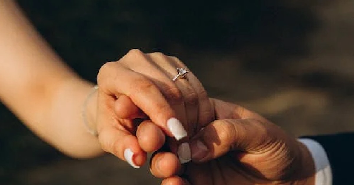 WOMAN’S FIANCE PROPOSED TO HER USING HIS EX-WIFE’S $80 RING, SAYS “IT’S JUST A RING”