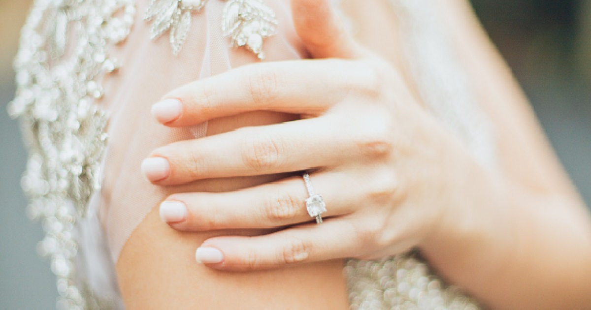 WIFE “HEARTBROKEN” CAUSE SHE FOUND OUT THAT HER ENGAGEMENT RING ONLY $700