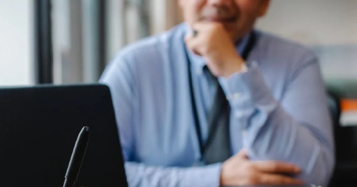 MAN LOVES GOING HOME TO EAT MUM’S FOOD, BOSS MOCKS HIM FOR LIVING WITH PARENTS