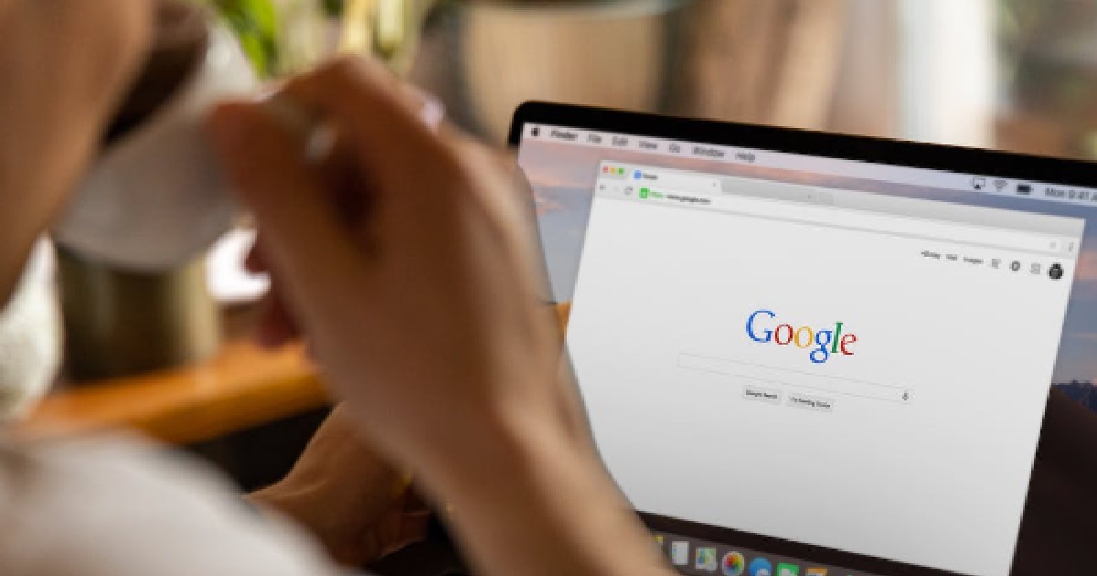 GUY WATCHING AV VIDEOS & FORGOT TO CLOSE BROWSER TAB, GOT CAUGHT BY DAD