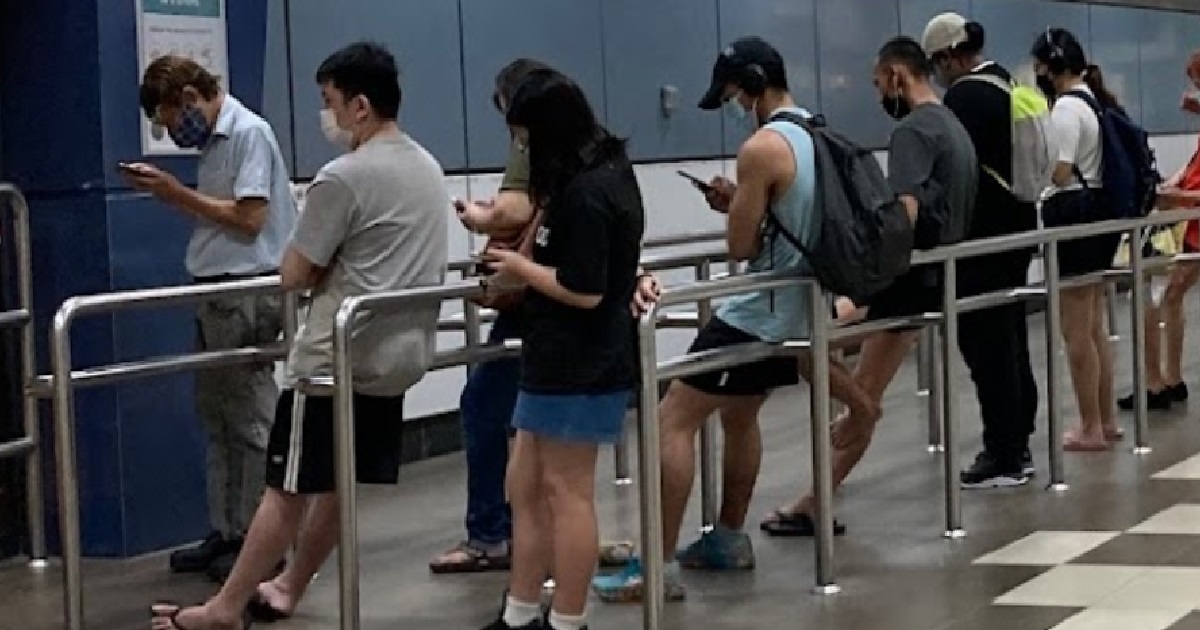 GUY CUTS QUEUE AT BUS INTERCHANGE, KENA SCOLDED & FIRES BACK “QUEUE TOO LONG”