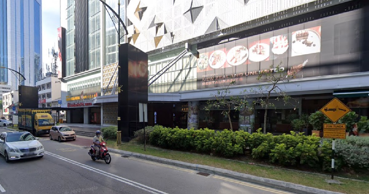 S’PORE MEN LEAVING JB SIAM DIU, ROBBERS SMASHED THEIR FACES WITH CHAIRS & TOOK THEIR BAGS