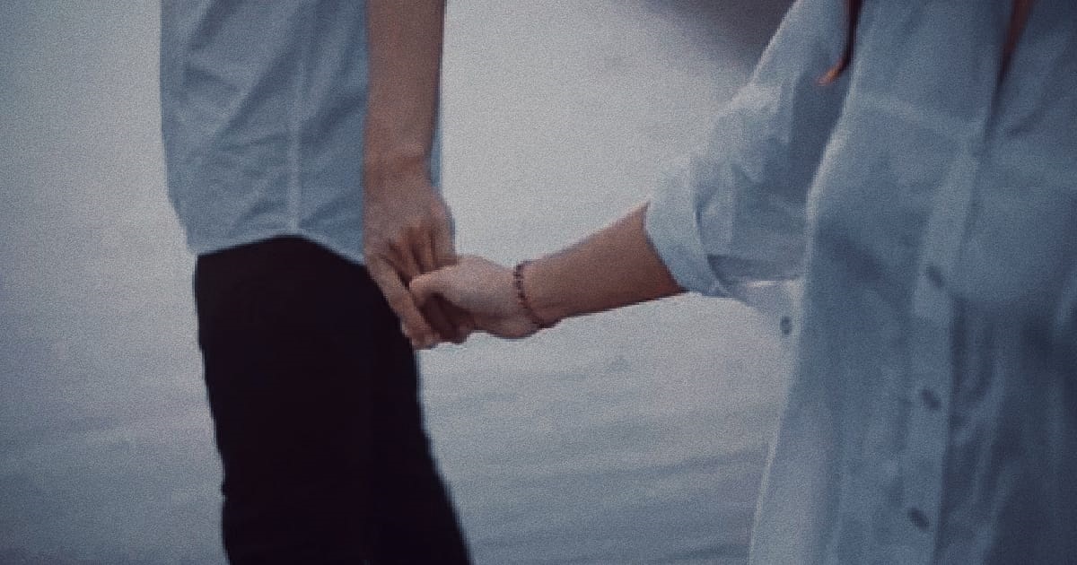 BF SAYS HE’S “BUSY AT WORK”, THEN GF SEES HIM HAPPILY HOLDING HAND WITH ANOTHER WOMAN