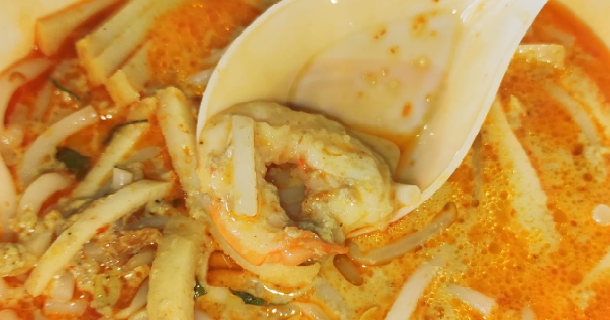 WOMAN PAID EXTRA $2.50 TO ADD PRAWN FOR HER $8.50 LAKSA, ONLY GET HALF PIECE