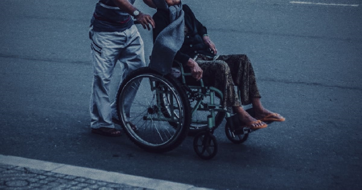 MAN’S FIANCEE ASK HIM CHOOSE BETWEEN HER OR HIS PARALYSED, DYING MUM – HE CHOSE MUM