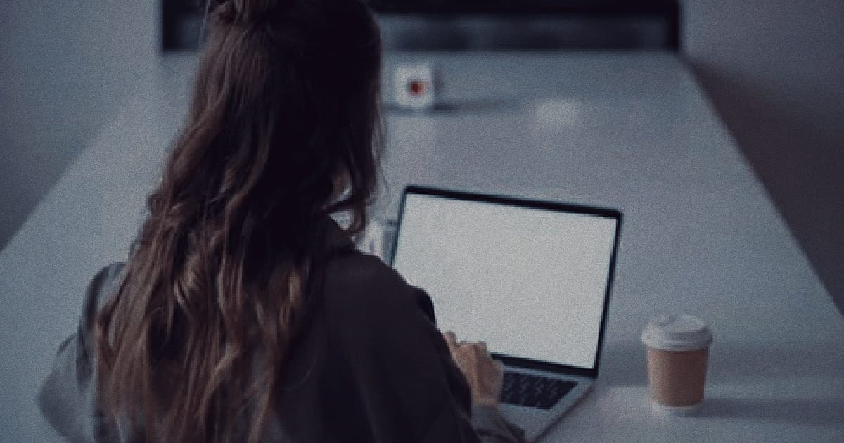 MAN’S COMPANY HIRED AN “ASSISTANT” TO HELP HIM OUT, BUT GIVE HER HIGHER PAY