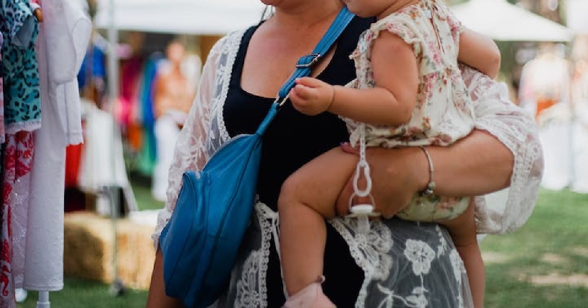 STORE STAFF TOOK PHOTO OF CUSTOMER’S BABY BECAUSE “CUTE”, ANGRY MUM ASK HER DELETE