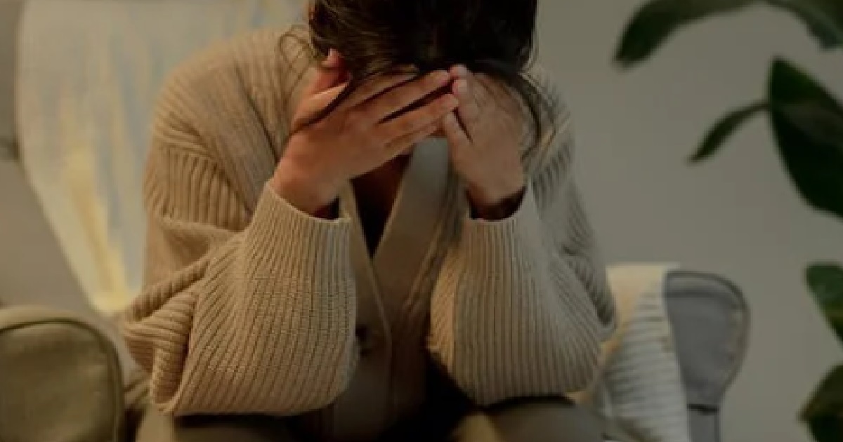 WOMAN QUITS JOB, THEN ON LAST DAY OF WORK CAN’T BEAR TO LEAVE & CRY LIKE ITS A BREAK UP