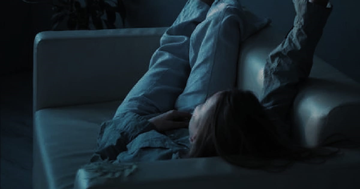 WOMAN CAN’T RELAX ON HER OFF DAYS, KEEP STRESSING ABOUT GOING BACK TO WORK ON MONDAY