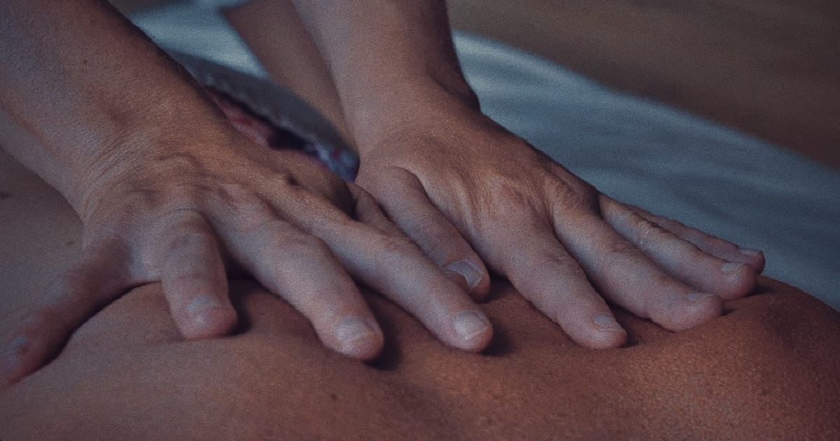 MAN VISITED “PROPER” THAI MASSAGE PLACE FOR BACK PAIN, KENA TOUCH A BIT SHOOT ALREADY