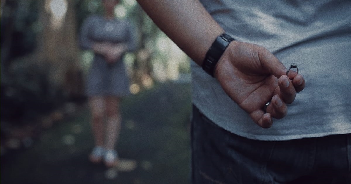 GIRL’S BF JUST PROPOSED, SHE SAID YES BUT PLANS TO DUMP HIM BEFORE ENGAGEMENT