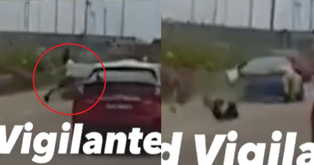 MOTORBIKE SHATTERS INTO PIECES AFTER CRASHING INTO TAXI @ PIE, RIDER LANDS ON BARRICADE