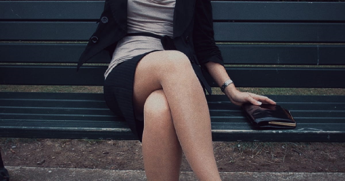 GIRL WORE DRESS ON 1ST DATE, FELLA KEEPS STARING AT HER LEGS & ASK TO TAKE PHOTO OF HER LEGS