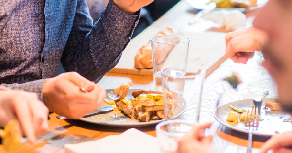 GUY SICK OF COLLEAGUES TALKING ABOUT WORK AT LUNCH, “I THOUGHT LUNCH IS TIME TO RELAX”
