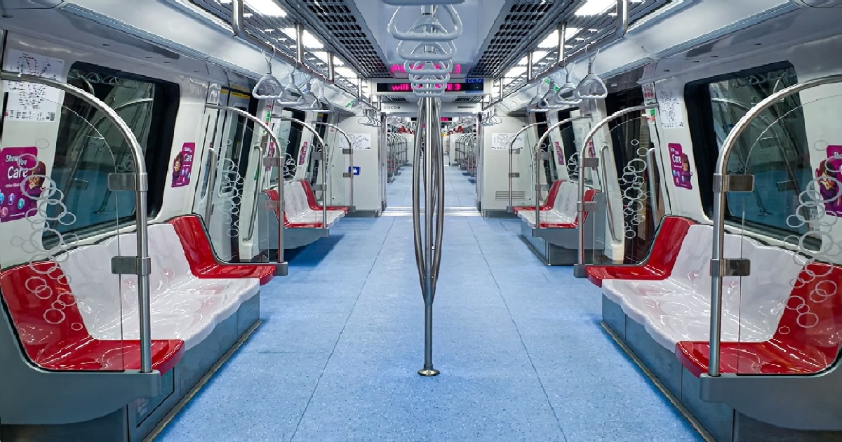 DRUNK MAN REFUSE TO LEAVE LAST TRAIN @ PUNGGOL, WHACK MRT STAFF THEN STRIPS TO HIS UNDERWEAR
