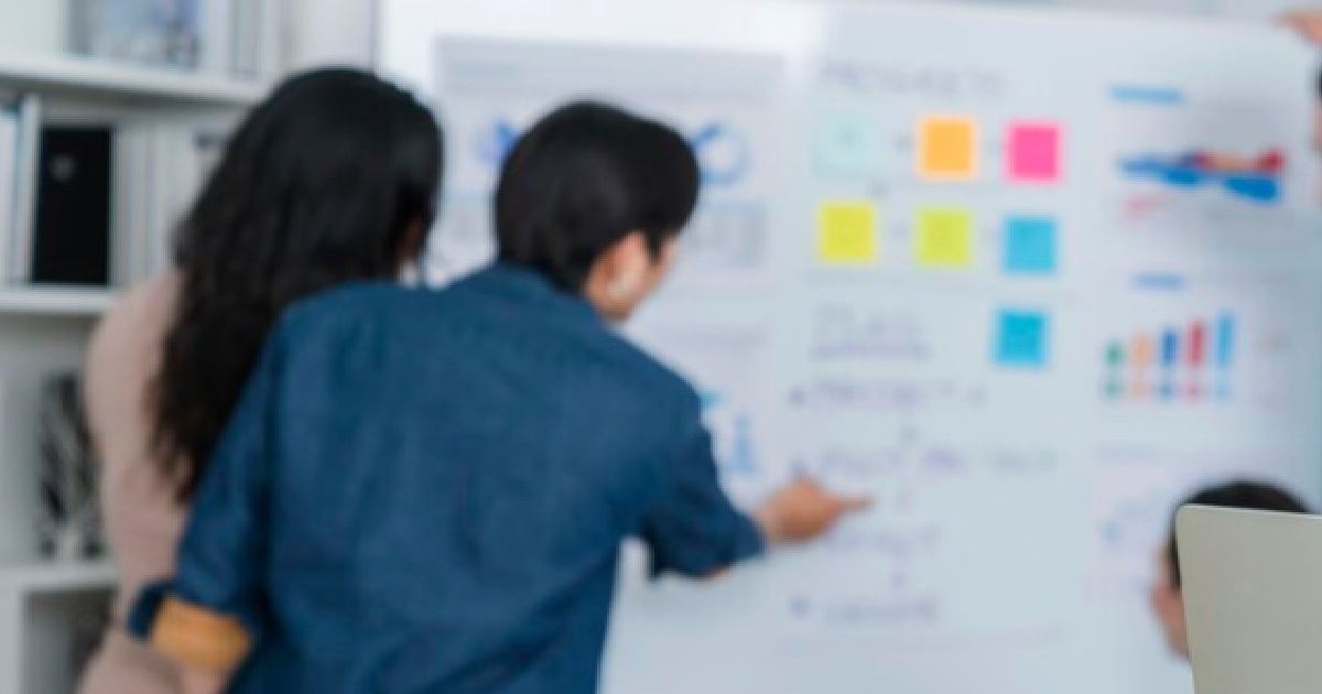 MANAGER POSTS “DON’T DISCUSS PAY” SIGN AT WORK, SO ALL THE STAFF WRITE THEIR SALARIES THERE