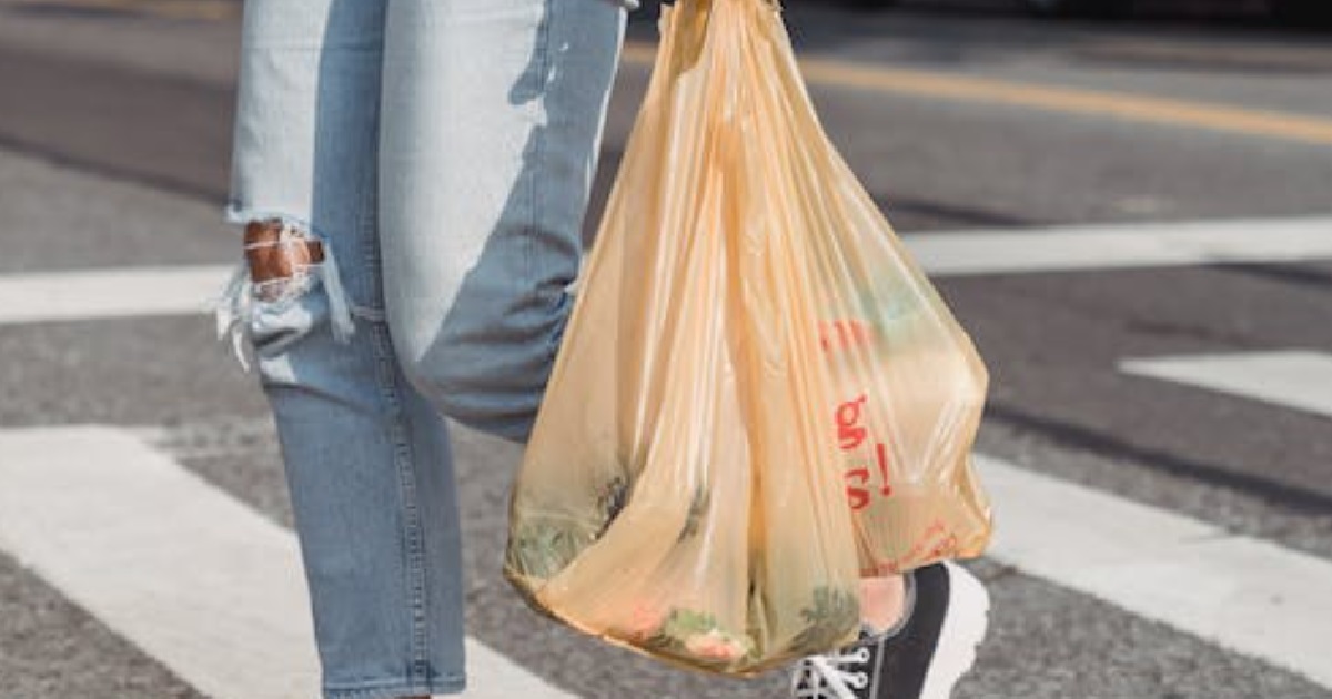 MAN NOT HAPPY HE KENA CHARGED 20¢ FOR PLASTIC BAG, TELLS CASHIER “I DON’T WANT BUY ANYMORE”