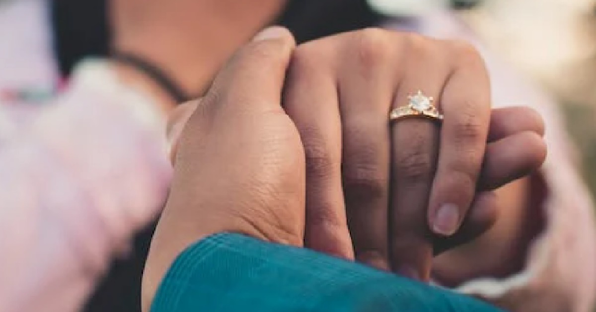 WOMAN REFUSES TO RETURN ENGAGEMENT RING TO DEAD FIANCE’S FAMILY, SUE HERE SUE THERE