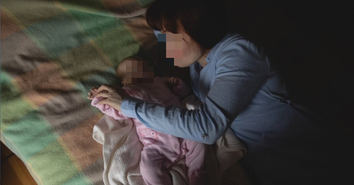 SINGLE MUM WORKS 2 JOBS BUT STILL CAN’T SURVIVE, STARTS TO CONSIDER STEALING