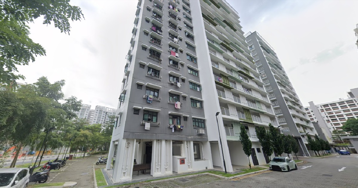 2 RESCUED FROM 5TH FLOOR HDB WINDOW LEDGE @ TAMPINES AFTER FIRE BROKE OUT