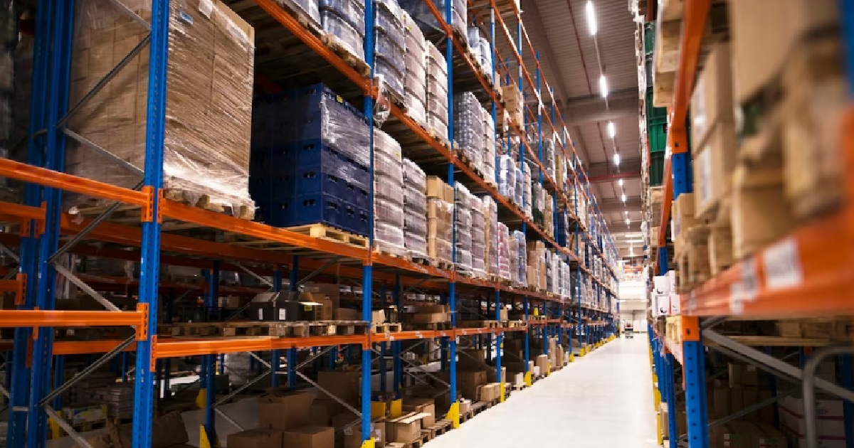 COMPANY MAKES OFFICE WORKERS GO WAREHOUSE TO MOVE GOODS, SIAM O.T PAYMENTS