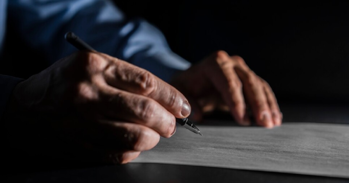 CHEATING HUSBAND DIED, LEAVES LETTER TO MISTRESS IN HIS WILL TITLED “LOVE OF MY LIFE”