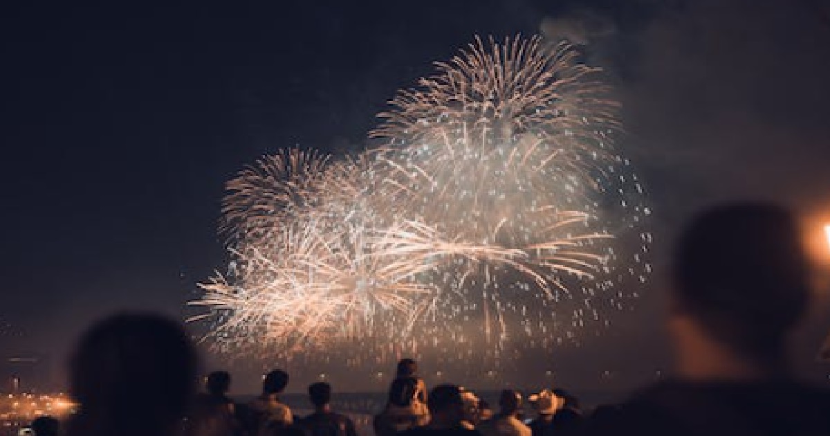 GIRL KISSES BF ON THE NECK & HE CANNOT TAHAN ANYMORE, PEW PEW LIKE FIREWORKS