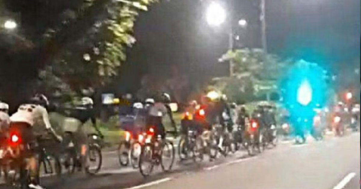 WHOPPING GROUP OF 40 CYCLISTS HOGGING 2 LANES @ SEMBAWANG RD, NO Fs GIVEN