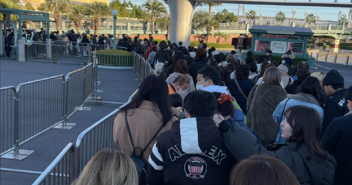 S’PORE WOMAN WENT TOKYO DISNEYLAND, QUEUE HERE, QUEUE THERE, QUEUE UNTIL 12 HOURS GONE