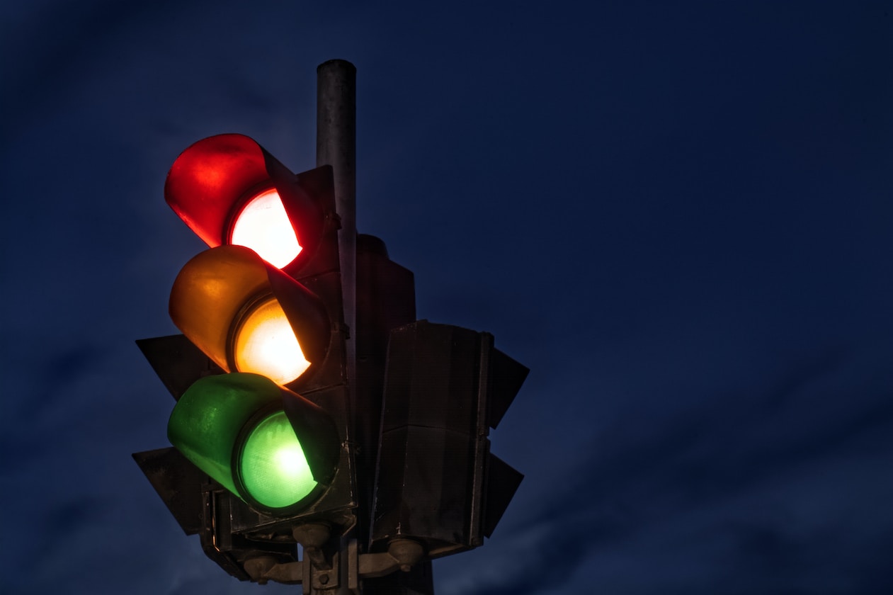 VAN DRIVER IN MALAYSIA INSTANTLY LOST HIS LIFE AFTER ‘RUNNING’ THE RED LIGHT