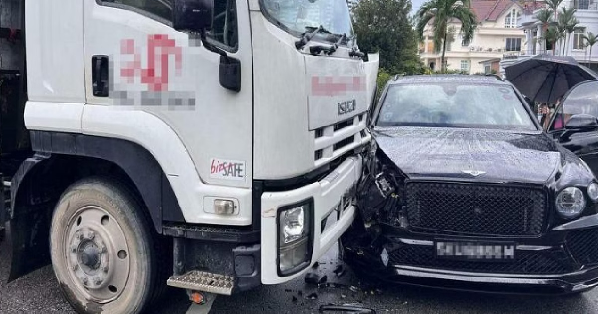 LORRY DRIVER CRASHED INTO BENTLEY @ EAST COAST, GETS ATTACKED BY THE BENTLEY DRIVER