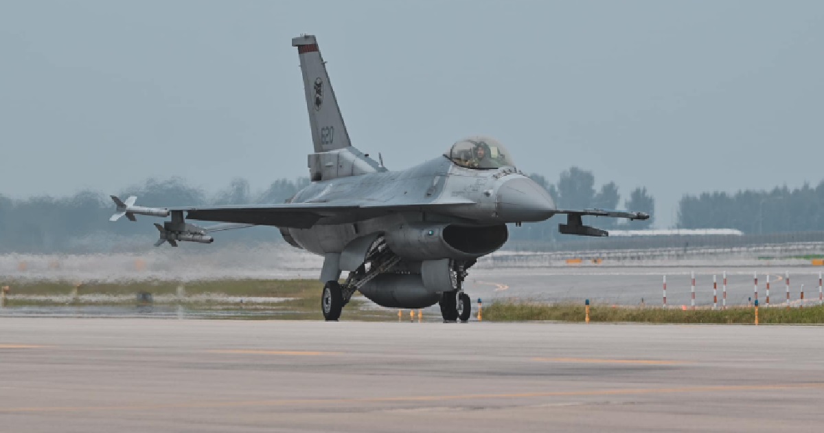 RSAF F-16 FIGHTER JET MALFUNCTIONED & MADE EMERGENCY LANDING @ CHANGI AIRPORT