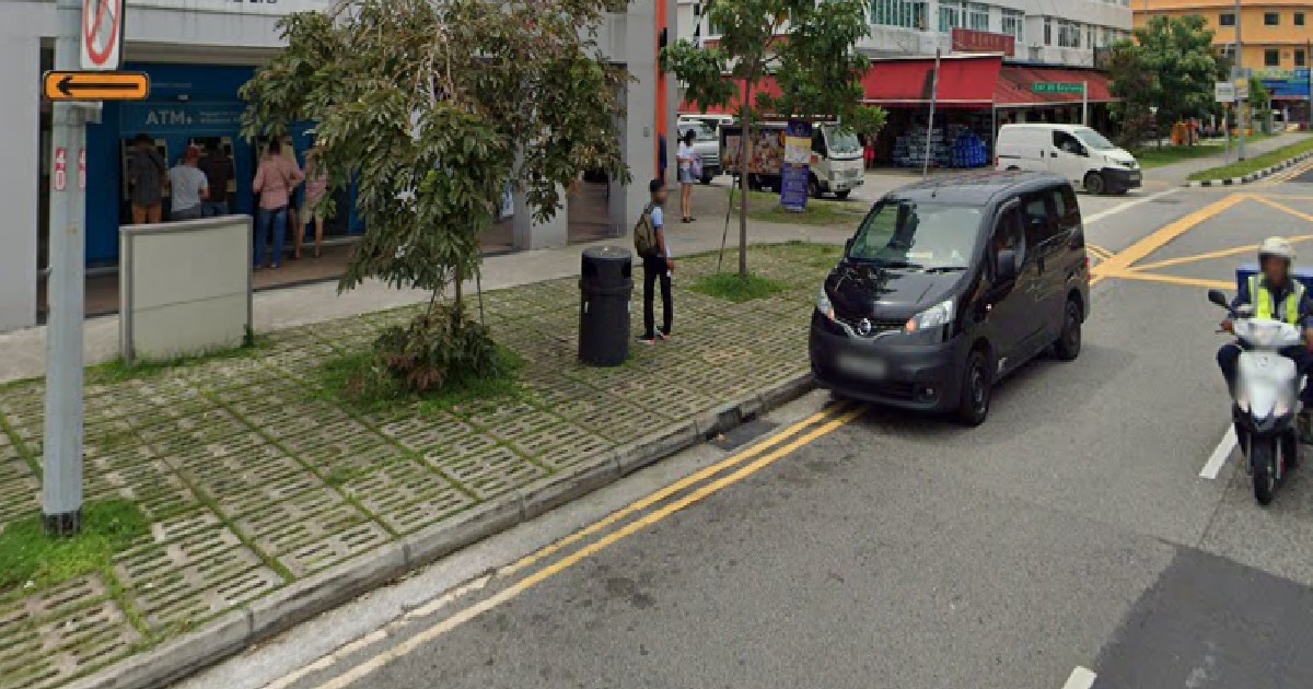 WOMAN CHASED BY KNIFE-WIELDING MAN @ GEYLANG, SAVED BY OTHER MAN WHO GOT STABBED HIMSELF
