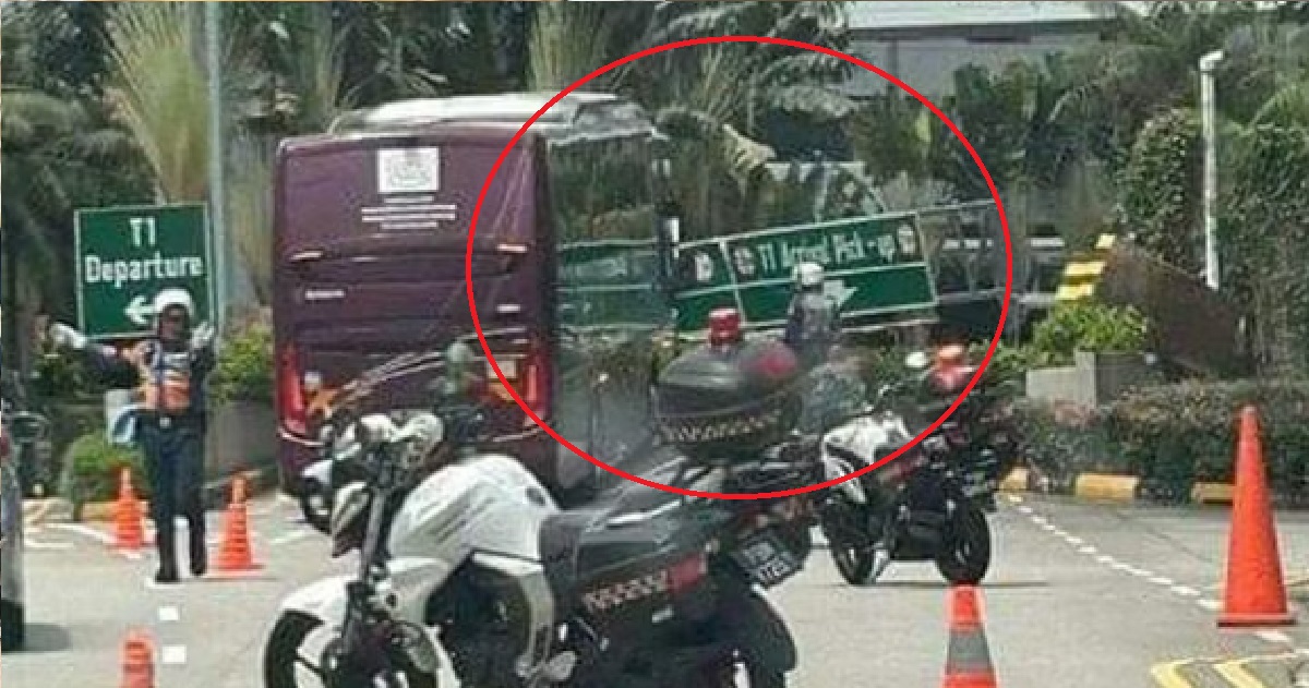 BUS HITS 2.1-METRE TALL OVERHEAD SIGN @ CHANGI AIRPORT, KNOCKS WHOLE ...