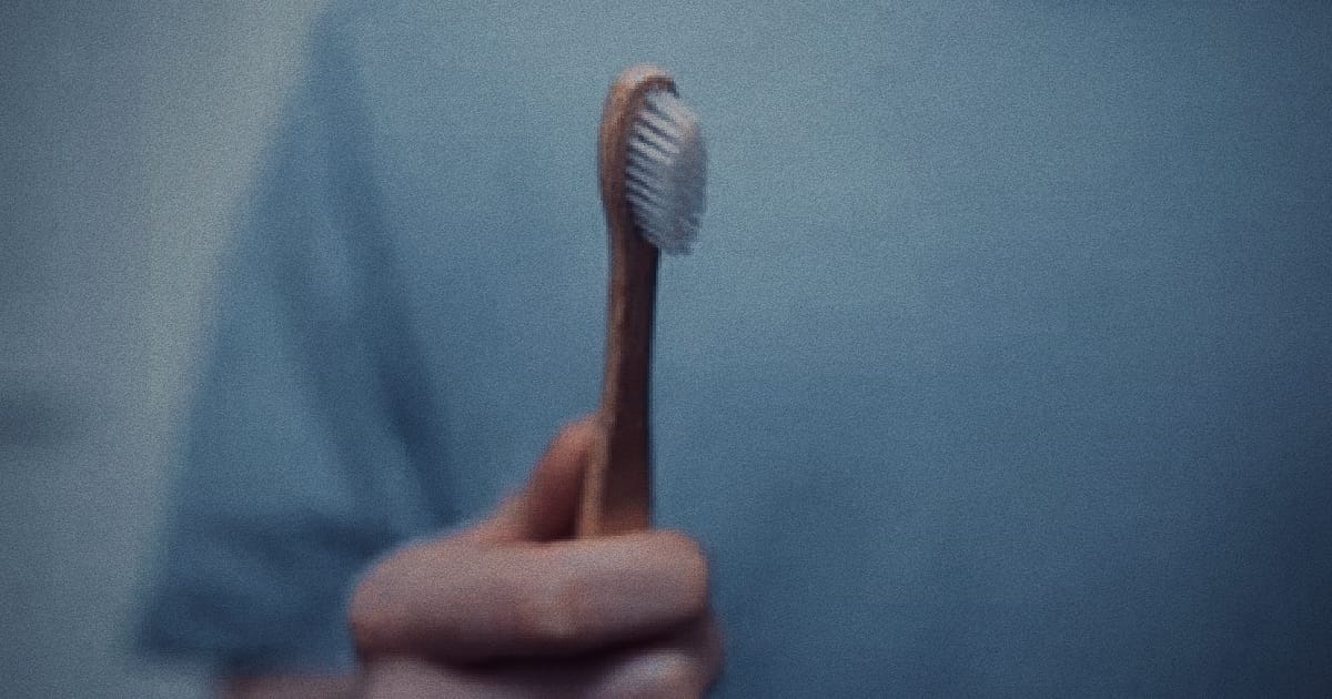 MAN ACCIDENTALLY BRUSH HIS TEETH WITH GF’S PERIOD BLOOD, SCREAMS IN HORROR