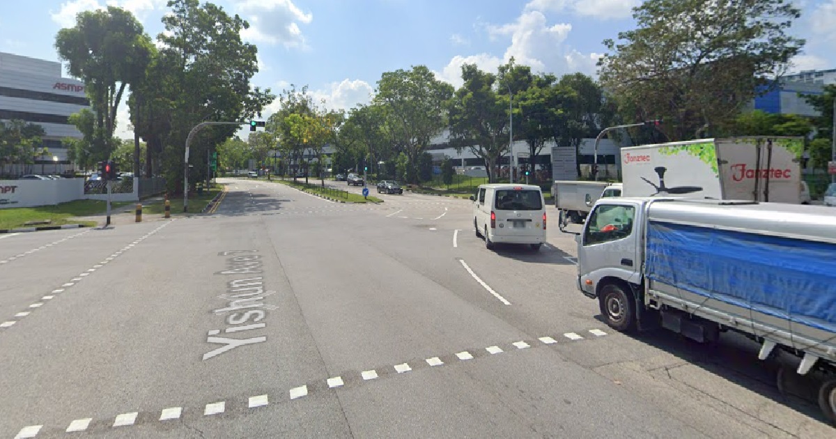 LORRY CARRYING TREE TRUNK FLIPS OVER & HITS BUS @ YISHUN, LOTS OF BLOOD AT THE SCENE