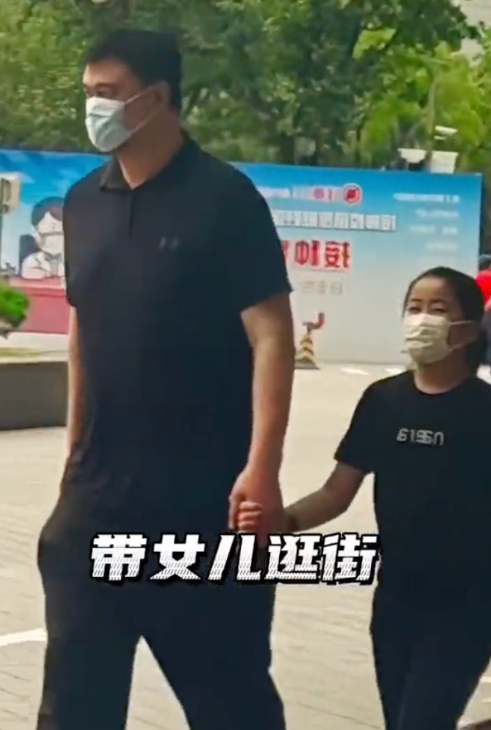 YAO MINGS 13-YEARS-OLD DAUGHTER STANDS AT 1.9M TALL